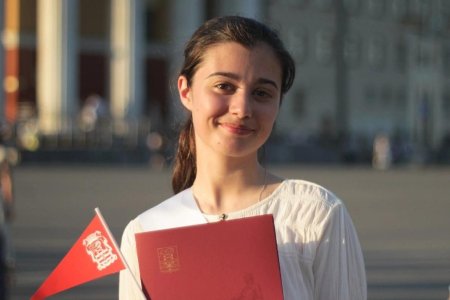 Выпускница одна