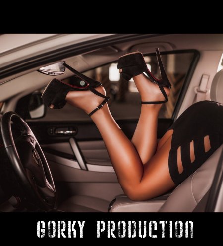 Ножки девушек в машине