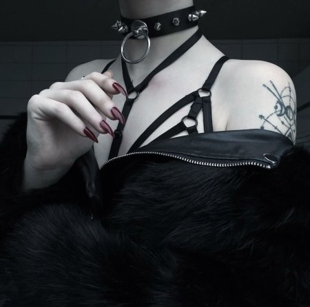 Женщина в ошейнике