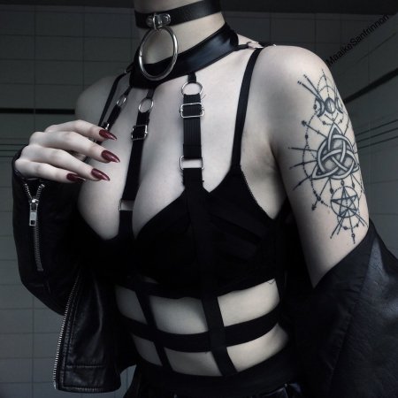 Девушка в портупее Эстетика