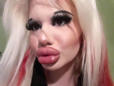 Огромные накрашенные губы