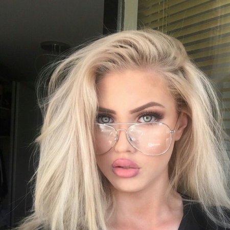 Блондинка с накачанными губами