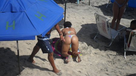 Женщины в стрингах загорают