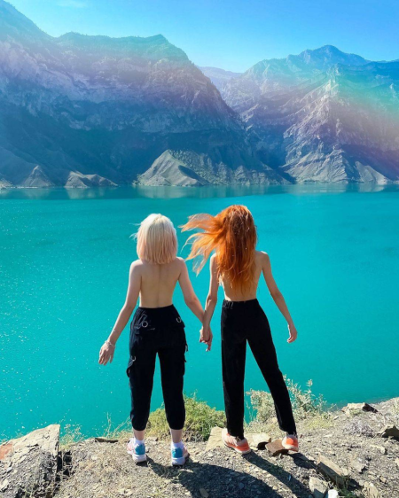 Две девушки на фоне гор