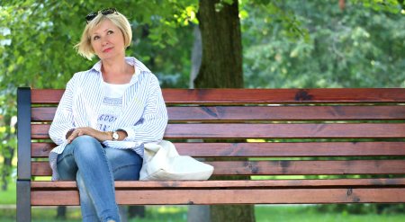 Женщина сидит