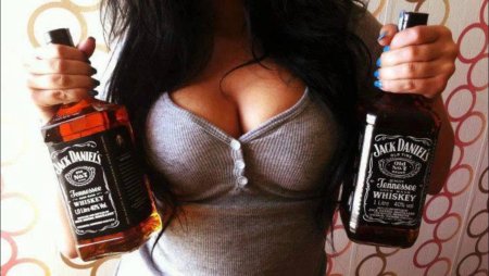 Девушка с бутылкой виски