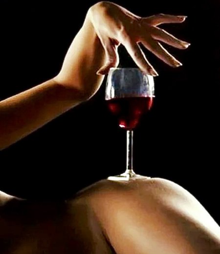 Женщина с бокалом вина