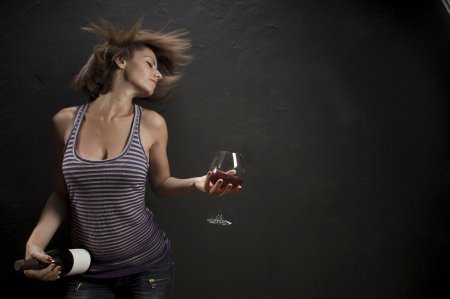 Девушка с вином