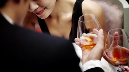 Девушка с бокалом коньяка