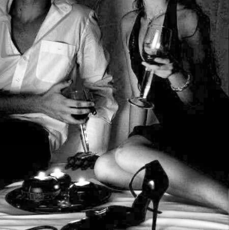 Девушка и парень с вином