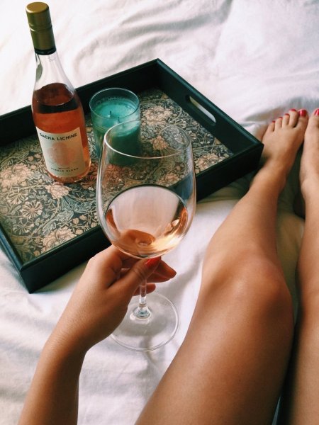Девушка с вином