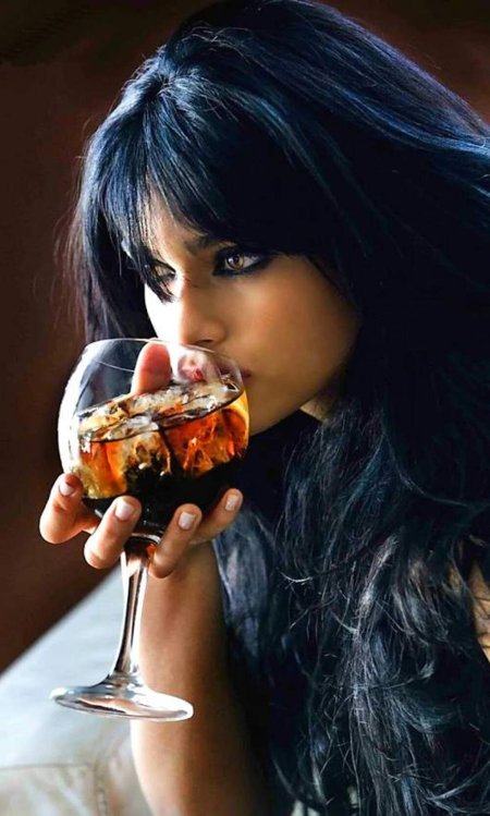 Брюнетка с боку