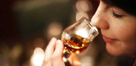 Девушка с бокалом