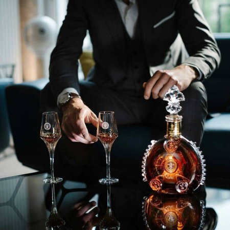 Мужчина с бокалом коньяка