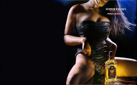 Девушка с бутылкой