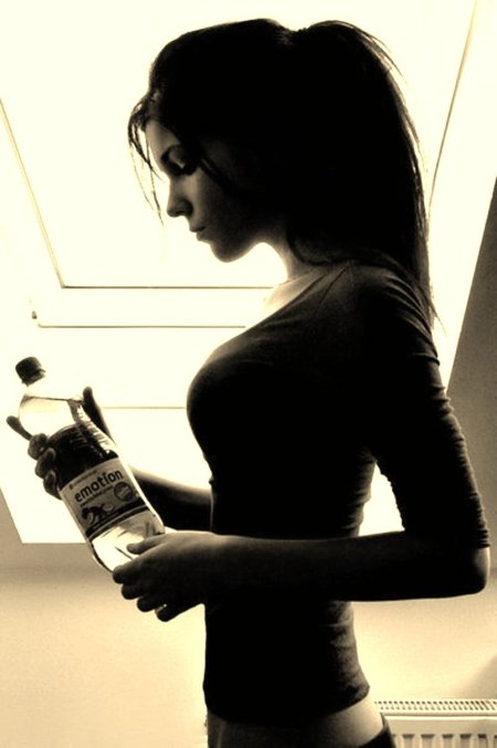 Брюнетка с коньяком