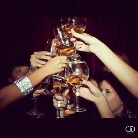 Девушка в клубе с бокалом