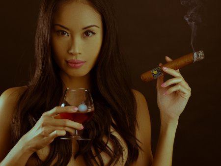 Девушка с коньяком