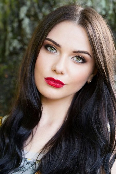 Темноволосая женщина