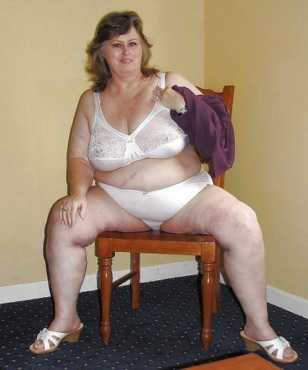 Толстая в трусах матуре