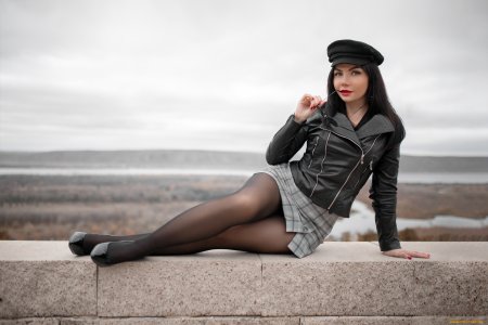 Строгая девушка обои