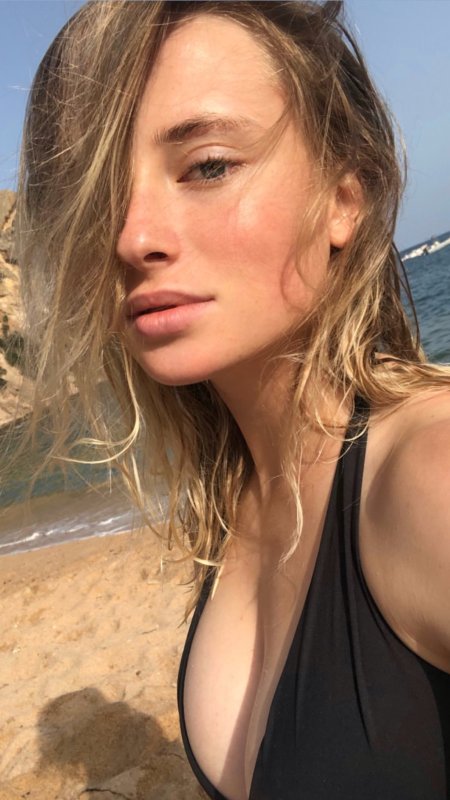 Ангелина блондинка