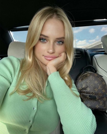 Ангелина блондинка