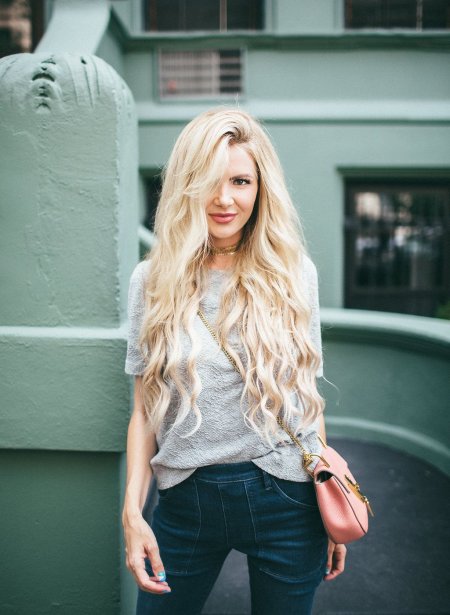 Блондинка с кудрями