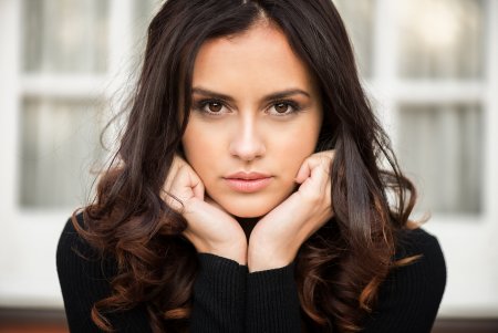 Брюнетка с карими глазами