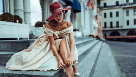 Девушка в шляпе