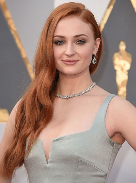 Софи Тернер с рыжими волосами