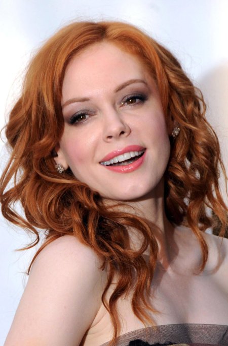Роуз макгоуэн рыжая с длинными волосами