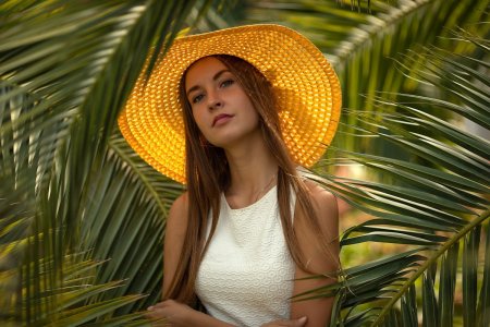 Девушка в пальмовых листьях