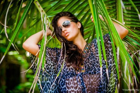 Девушка на Пальме