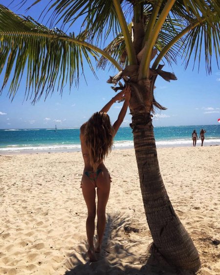 Девушка на Пальме