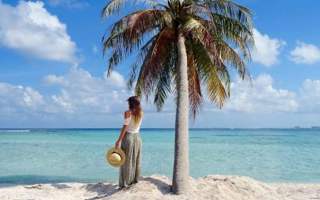 Пляж море пальмы девушки