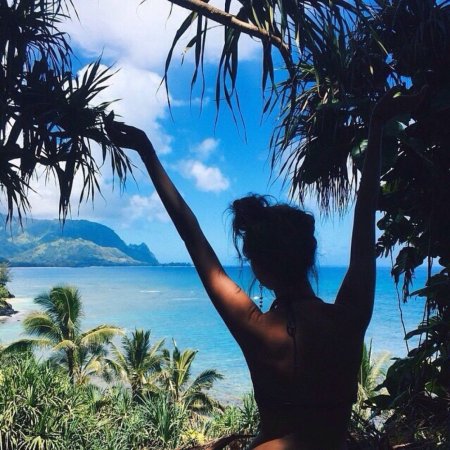 Девушка на Пальме