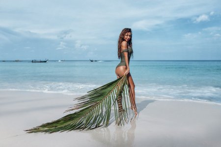 Девушка на Пальме