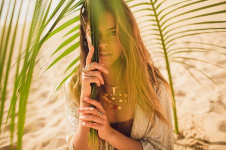 Девушка с веткой пальмы