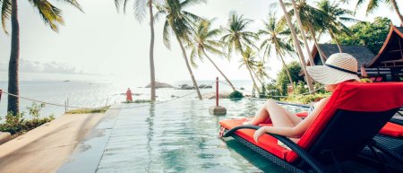 Девушка на шезлонге