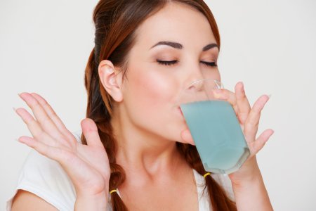 Девушка с молоком