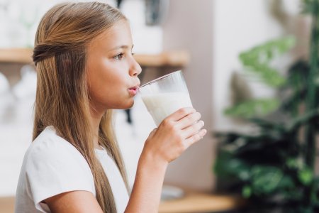 Девушка с кефиром