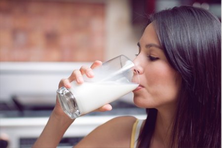 Человек пьет молоко