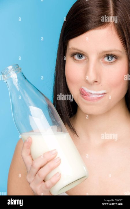 Девушка с молоком