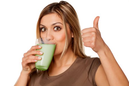 Девушка со стаканом молока