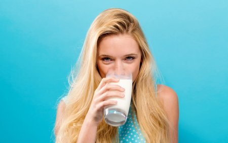 Девушка с кефиром