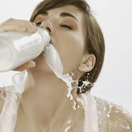 Девушка обливается молоком