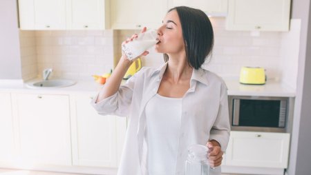 Девушка с молоком на кухне