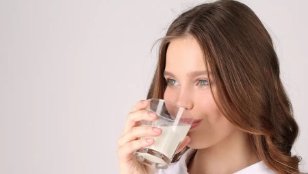 Девушка с бокалом молока