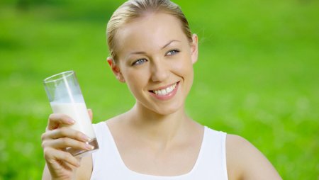 Человек пьет молоко